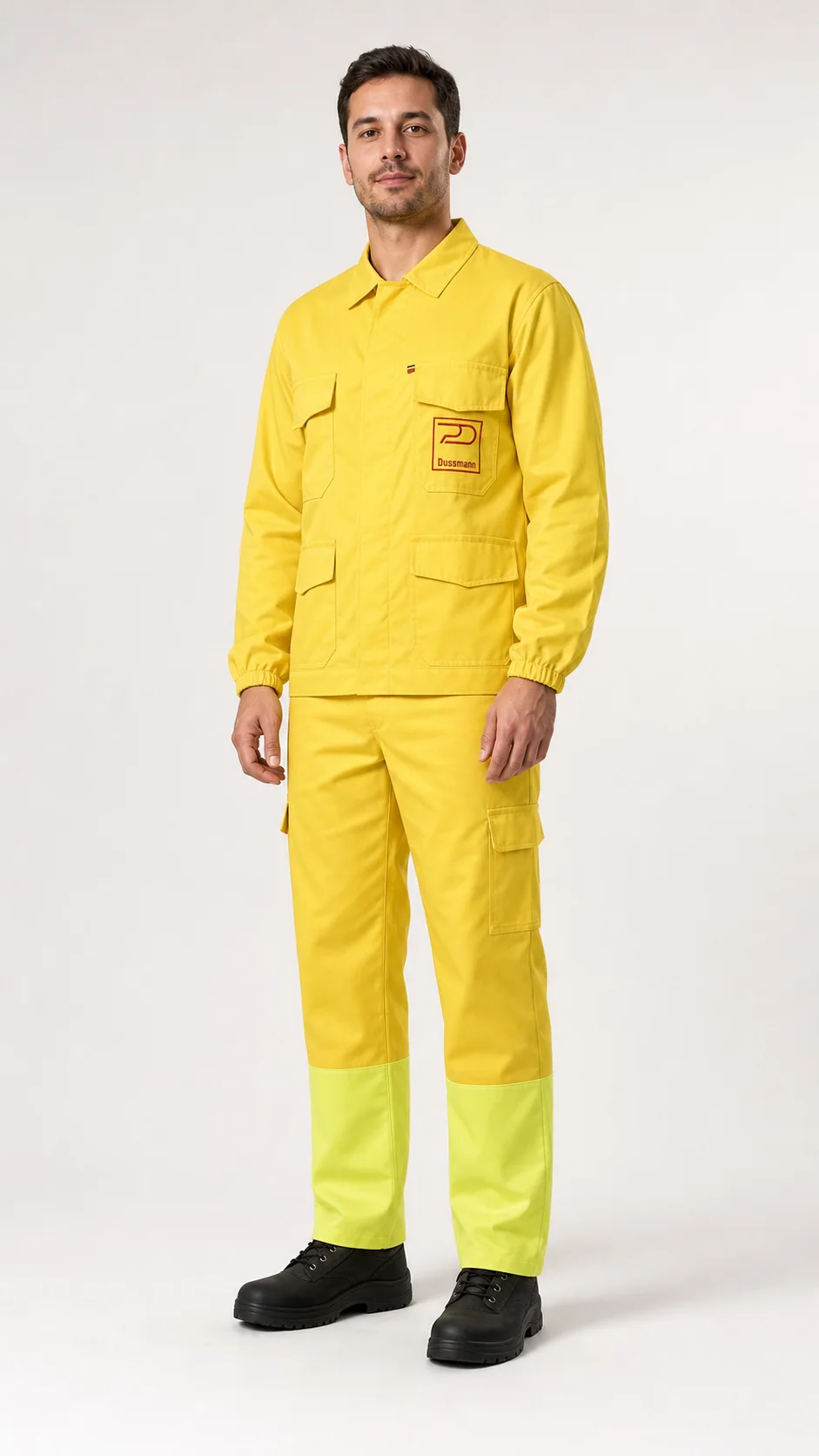 Completo industriale giallo indossato da una persona