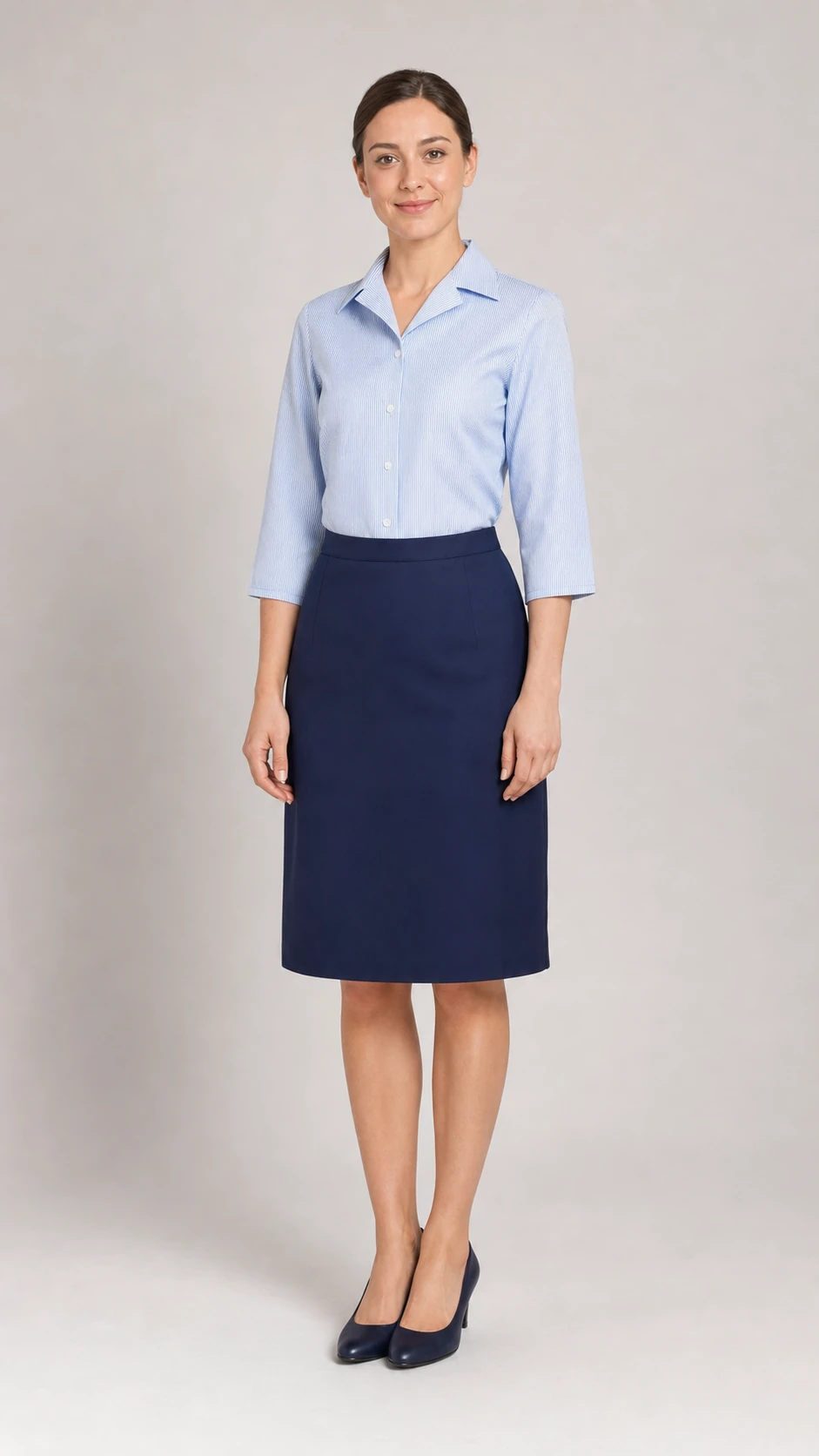 Divisa reception con camicia azzurra rigata e gonna blu indossata da una professionista