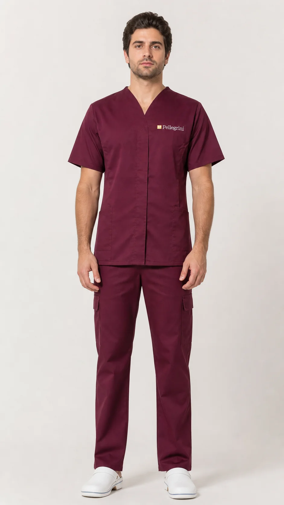 Completo sanitario bordeaux indossato da una persona
