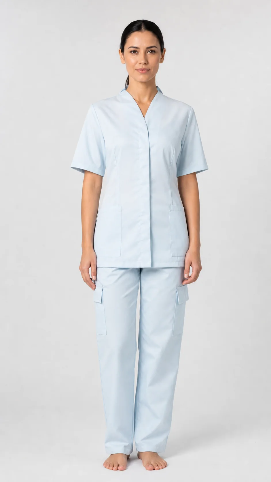 Completo sanitario azzurro indossato da una persona