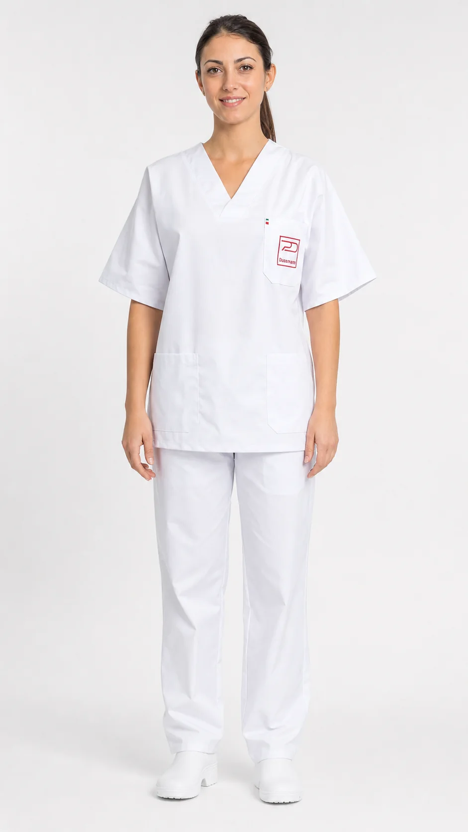Completo sanitario bianco indossato da una persona